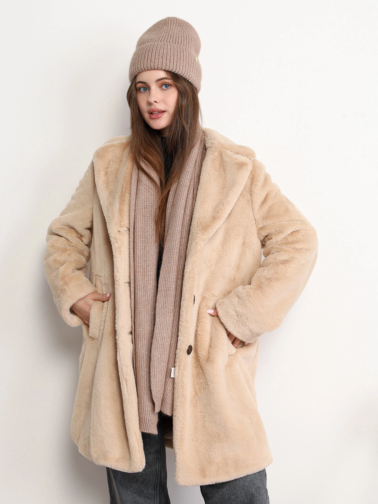 Шарф с декоративной нашивкой и люрексом бежевого цвета